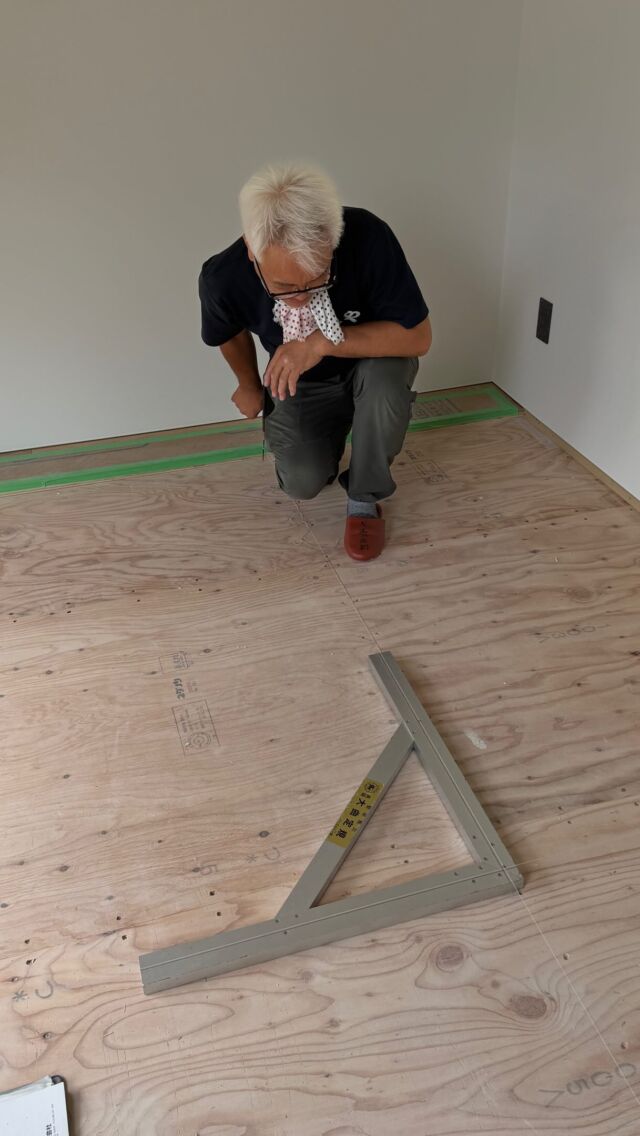南区『薪ストーブでくつろぐL型の平家』

現場には珍しい業者さんが久々に来てくれました。
何しに来たか？　わかりにくいですよね。😁