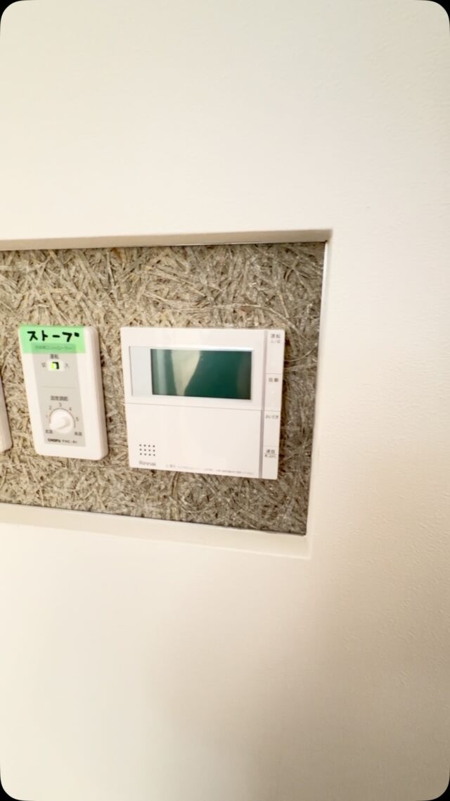 南区『薪ストーブでくつろぐL型の平家』
パントリーにはリモコンニッチスペースのを
端材の木毛板を背面にして製作

1/エコジョーズ
2/床暖房1sw
3/床暖房2sw
4 /24時間換気sw  です👍