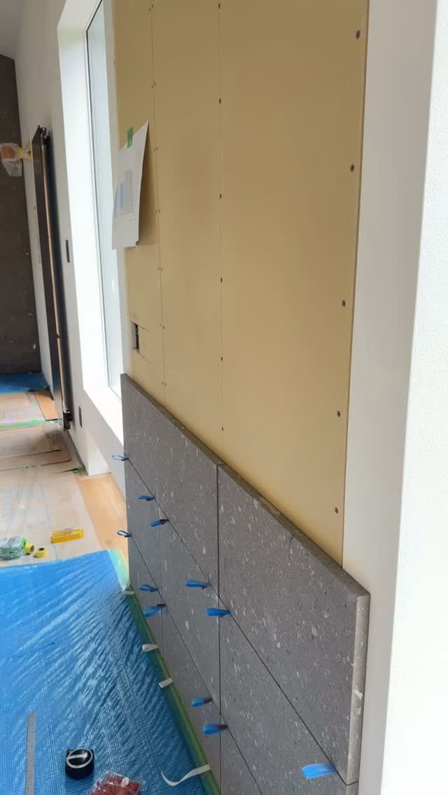 南区『薪ストーブでくつろぐL型の平家』
軟石貼り付け　寡黙に施工してもらってます。
ありがとうございました。
